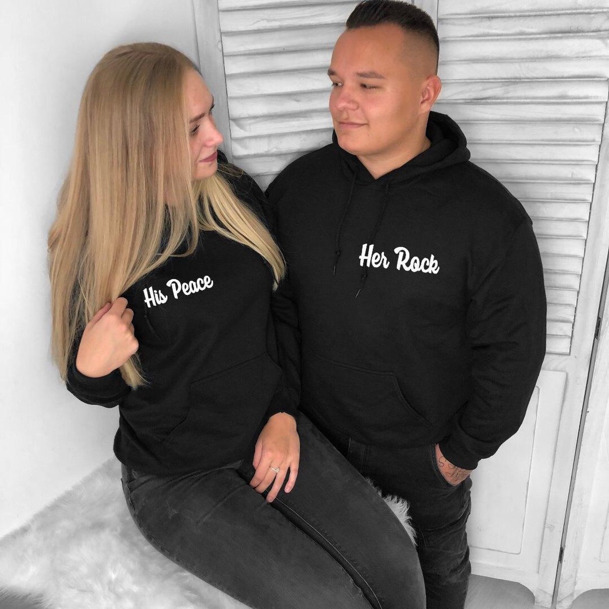 Set hoodies voor koppels | Set truien his peace en her rock | Te bestellen in de maten s, m, l, xl en xxl | Leuk cadeau voor je grote liefde | Matching sets hoodies koppels | Koppel cadeau set | Couple goals kerstcadeau